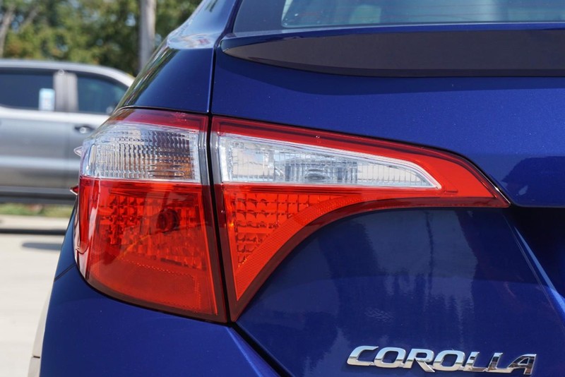 Toyota Corolla Vehicle Full-screen Gallery Image 16