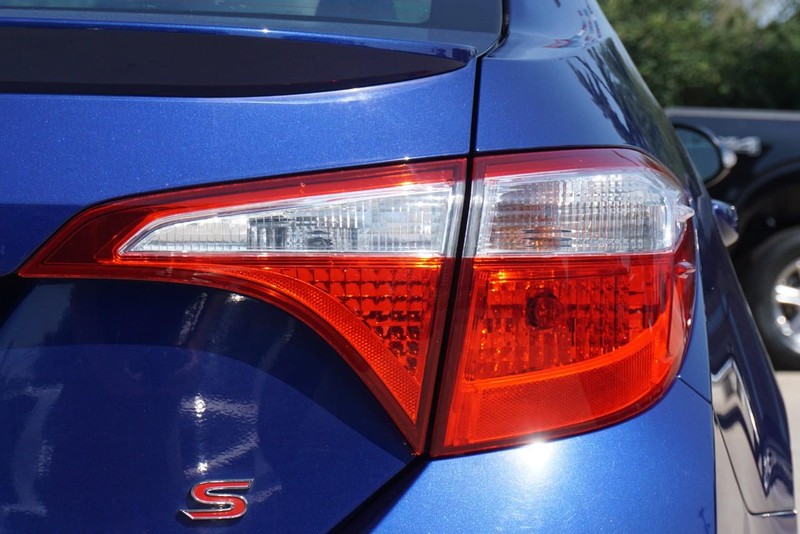 Toyota Corolla Vehicle Full-screen Gallery Image 17