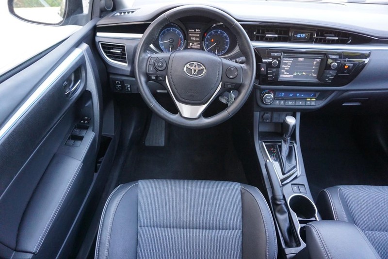 Toyota Corolla Vehicle Full-screen Gallery Image 33