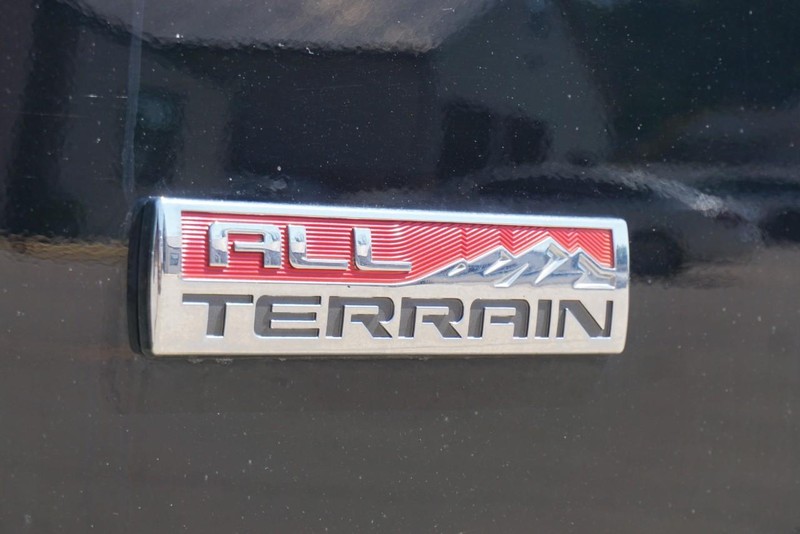 GMC Canyon Vehicle Full-screen Gallery Image 12