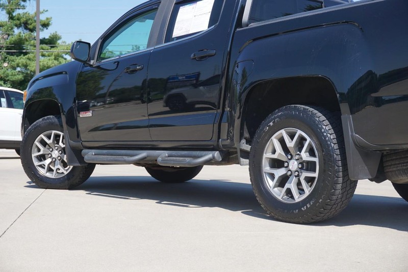 GMC Canyon Vehicle Full-screen Gallery Image 15