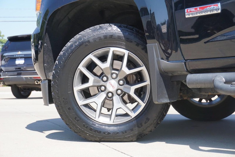 GMC Canyon Vehicle Full-screen Gallery Image 16