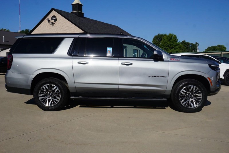 Chevrolet Suburban Vehicle Full-screen Gallery Image 02