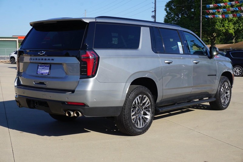 Chevrolet Suburban Vehicle Full-screen Gallery Image 03