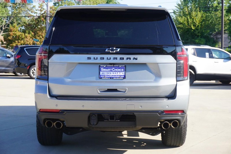 Chevrolet Suburban Vehicle Full-screen Gallery Image 04