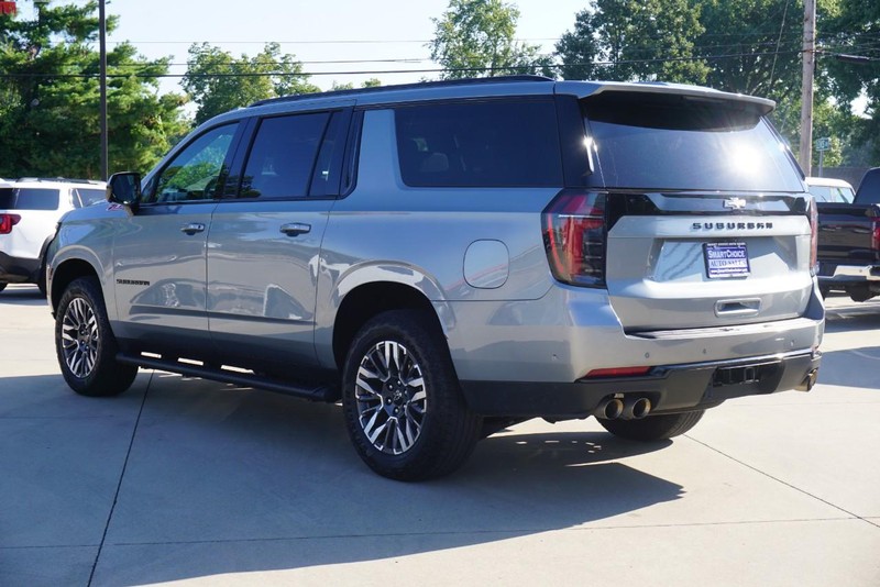Chevrolet Suburban Vehicle Full-screen Gallery Image 05