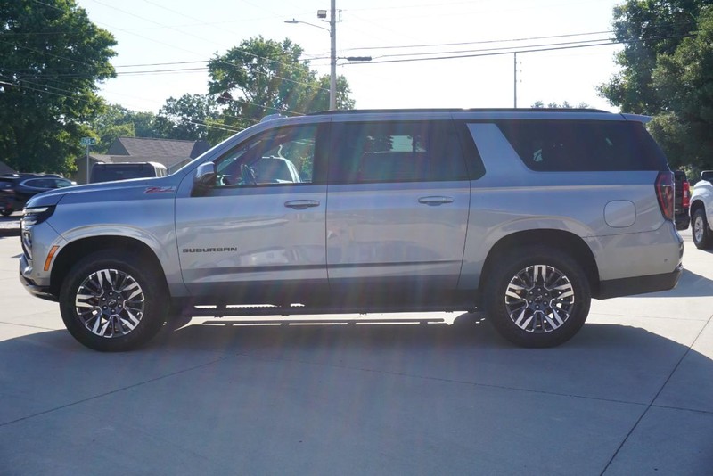 Chevrolet Suburban Vehicle Full-screen Gallery Image 06