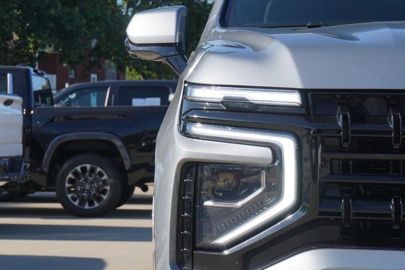 Chevrolet Suburban Vehicle Full-screen Gallery Image 09