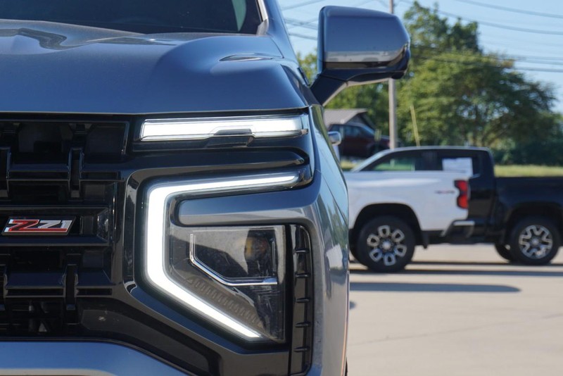 Chevrolet Suburban Vehicle Full-screen Gallery Image 10