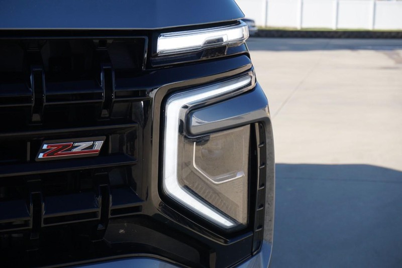 Chevrolet Suburban Vehicle Full-screen Gallery Image 11