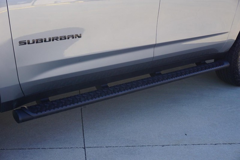 Chevrolet Suburban Vehicle Full-screen Gallery Image 15
