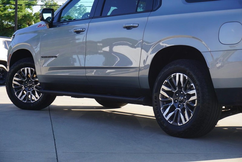 Chevrolet Suburban Vehicle Full-screen Gallery Image 16