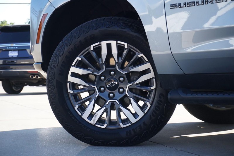 Chevrolet Suburban Vehicle Full-screen Gallery Image 17