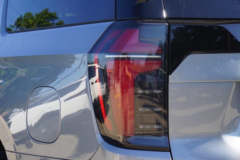 Chevrolet Suburban Vehicle Full-screen Gallery Image 20
