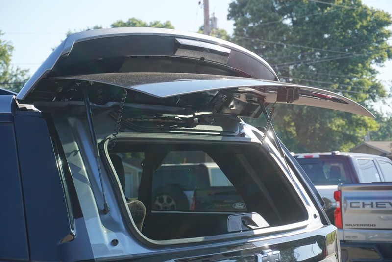 Chevrolet Suburban Vehicle Full-screen Gallery Image 24
