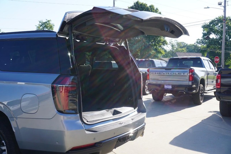 Chevrolet Suburban Vehicle Full-screen Gallery Image 25