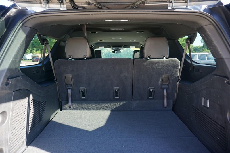 Chevrolet Suburban Vehicle Full-screen Gallery Image 26