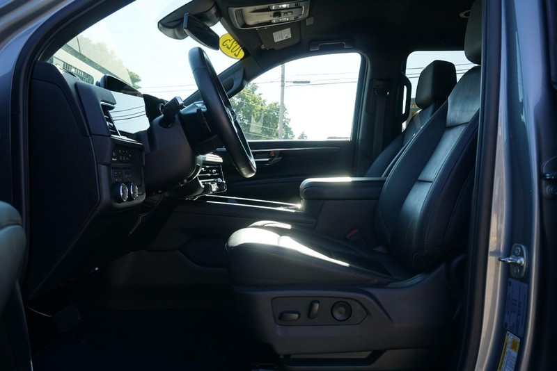 Chevrolet Suburban Vehicle Full-screen Gallery Image 27