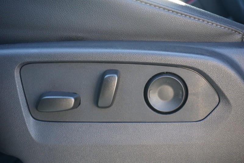 Chevrolet Suburban Vehicle Full-screen Gallery Image 28