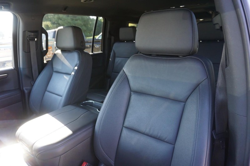 Chevrolet Suburban Vehicle Full-screen Gallery Image 29