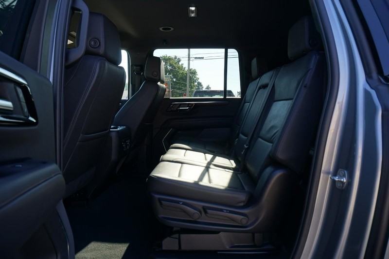 Chevrolet Suburban Vehicle Full-screen Gallery Image 30