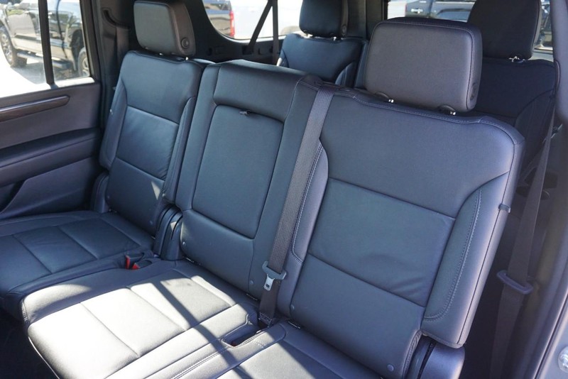 Chevrolet Suburban Vehicle Full-screen Gallery Image 31