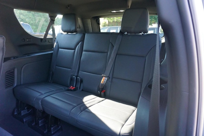 Chevrolet Suburban Vehicle Full-screen Gallery Image 32