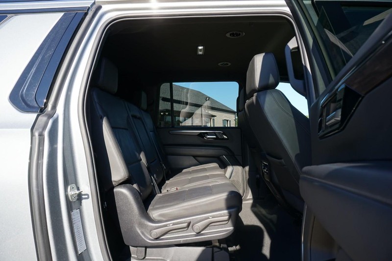 Chevrolet Suburban Vehicle Full-screen Gallery Image 33