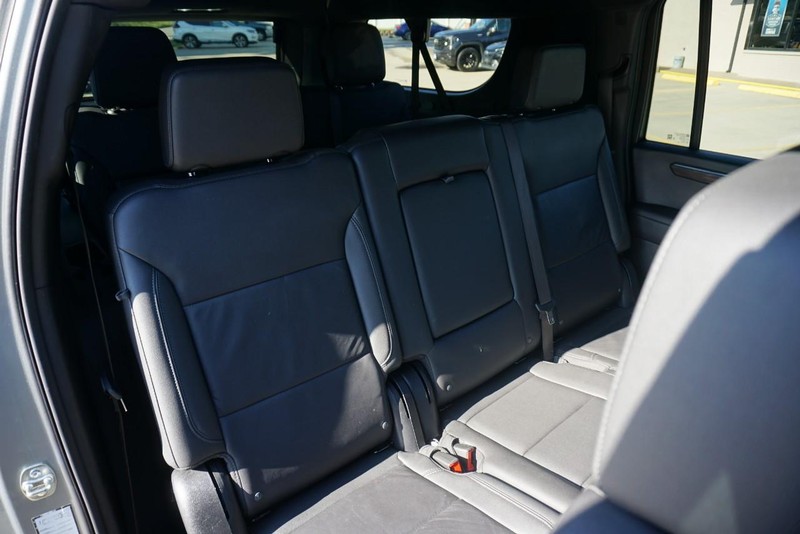 Chevrolet Suburban Vehicle Full-screen Gallery Image 34