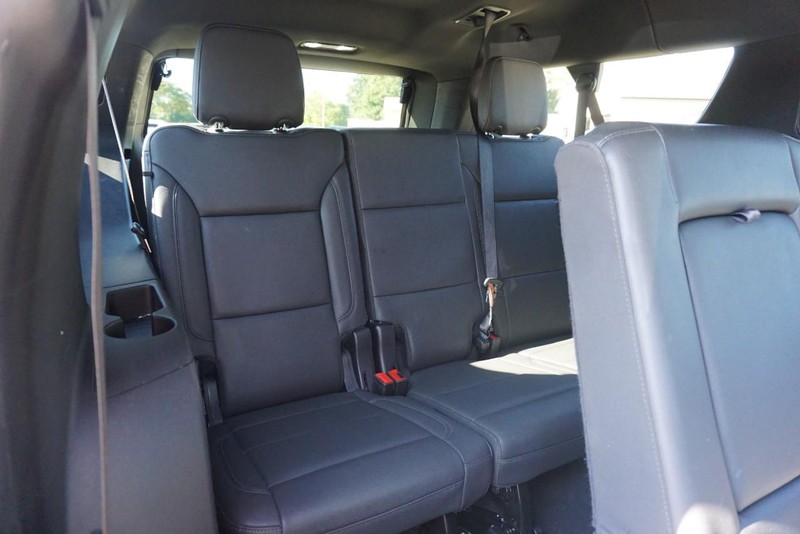 Chevrolet Suburban Vehicle Full-screen Gallery Image 35