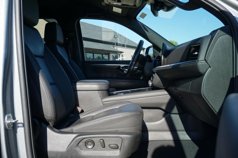Chevrolet Suburban Vehicle Full-screen Gallery Image 36