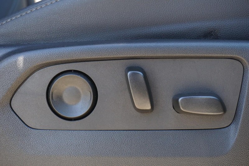 Chevrolet Suburban Vehicle Full-screen Gallery Image 37
