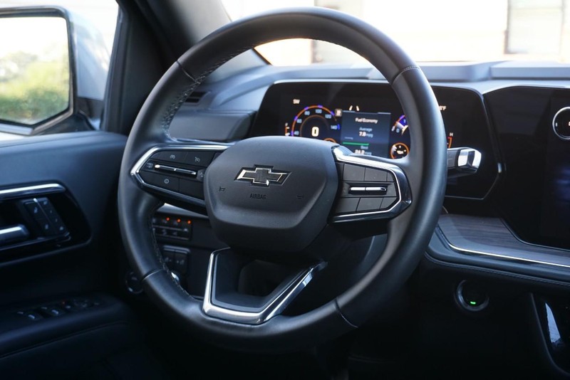 Chevrolet Suburban Vehicle Full-screen Gallery Image 40