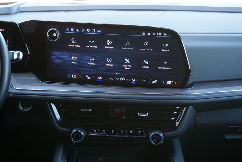 Chevrolet Suburban Vehicle Full-screen Gallery Image 41