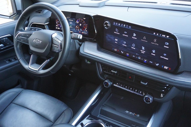 Chevrolet Suburban Vehicle Full-screen Gallery Image 42