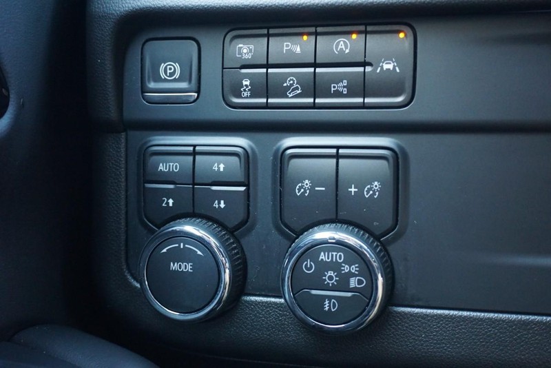 Chevrolet Suburban Vehicle Full-screen Gallery Image 44
