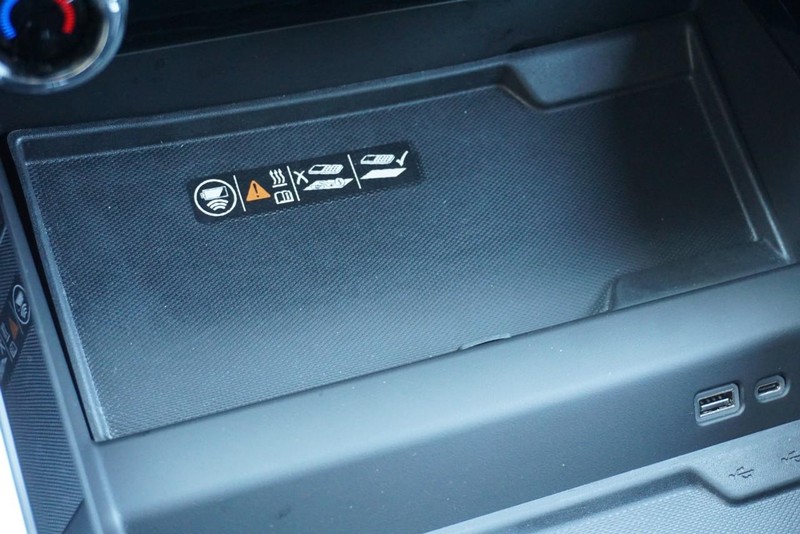 Chevrolet Suburban Vehicle Full-screen Gallery Image 50