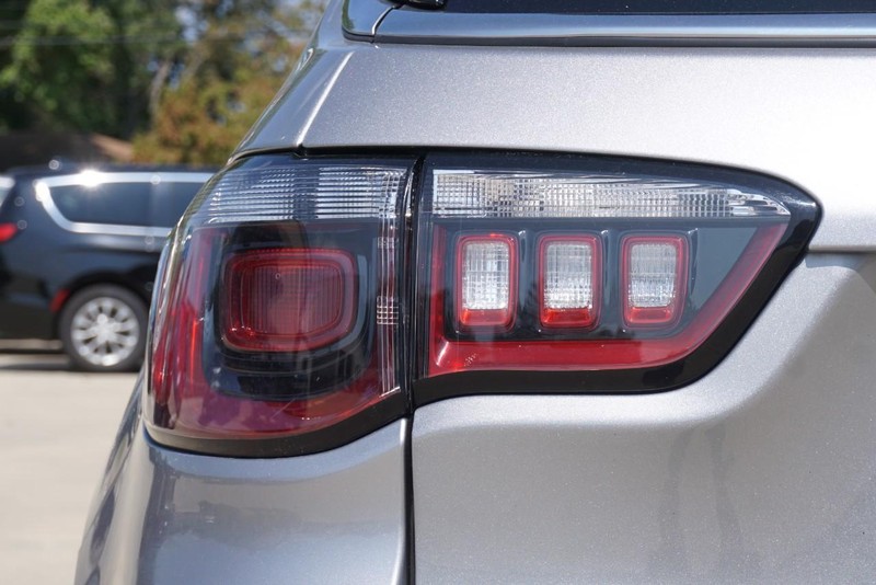Jeep Compass Vehicle Full-screen Gallery Image 16