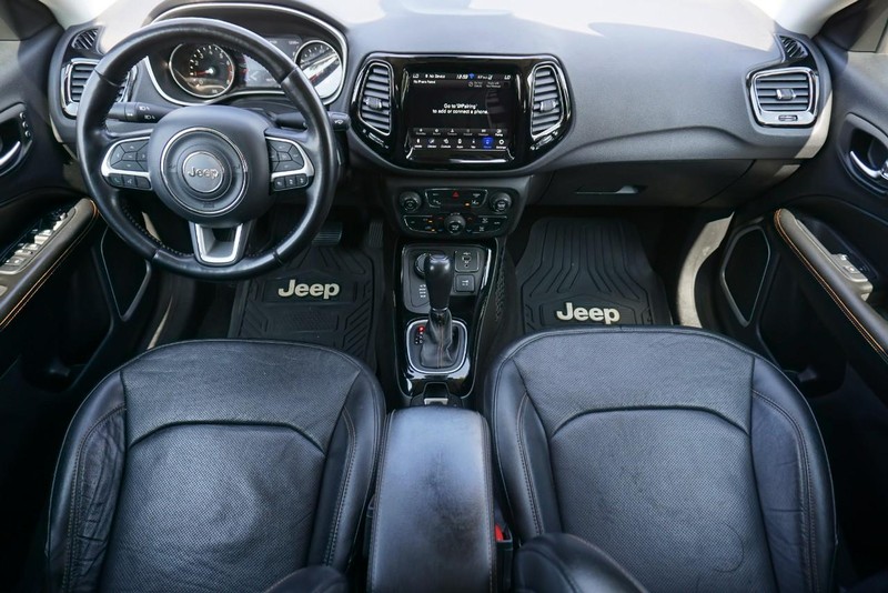 Jeep Compass Vehicle Full-screen Gallery Image 21