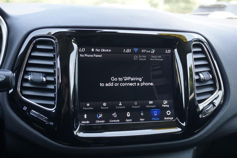 Jeep Compass Vehicle Full-screen Gallery Image 31