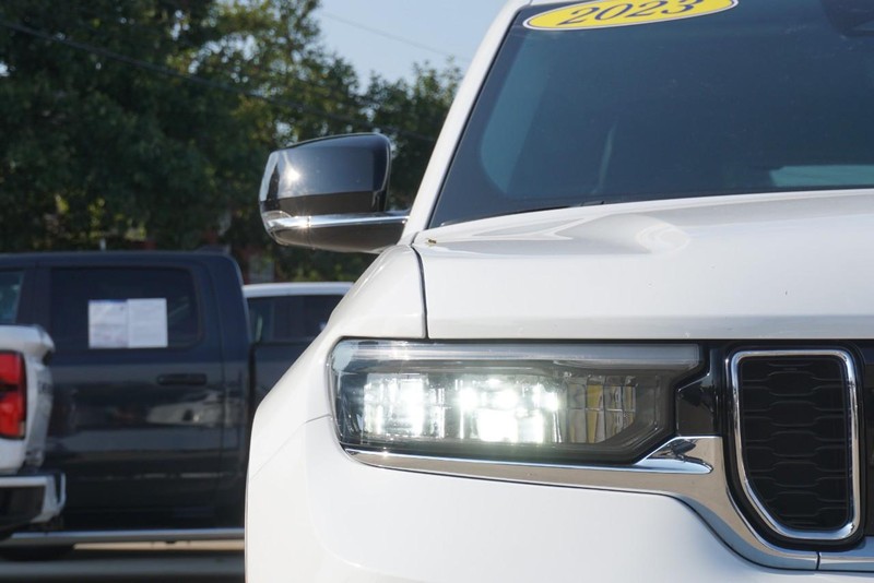 Jeep Grand Cherokee L Vehicle Full-screen Gallery Image 09