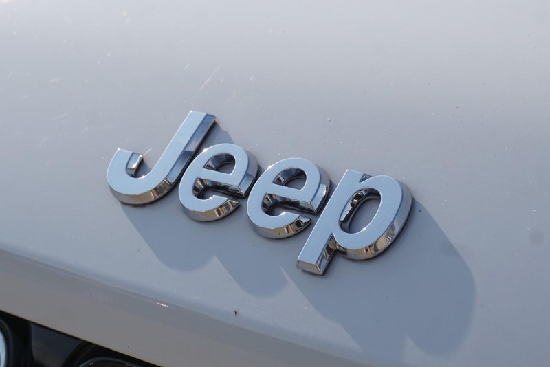 Jeep Grand Cherokee L Vehicle Full-screen Gallery Image 11