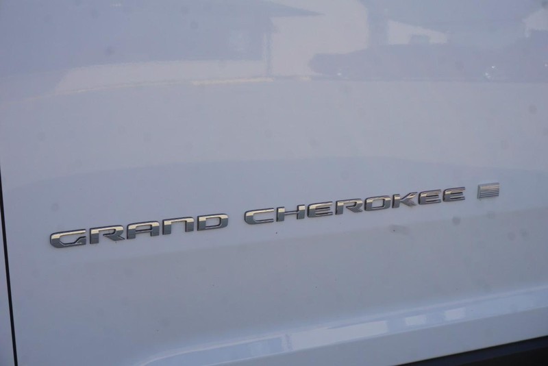 Jeep Grand Cherokee L Vehicle Full-screen Gallery Image 12