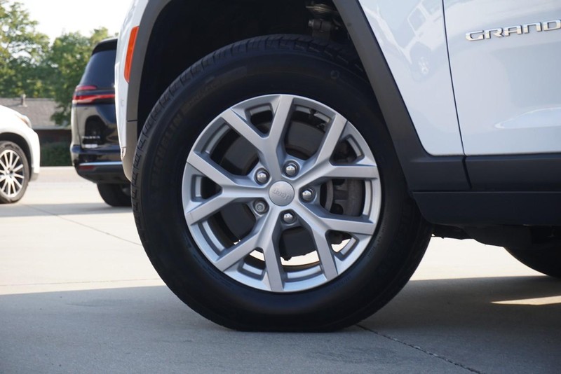 Jeep Grand Cherokee L Vehicle Full-screen Gallery Image 15