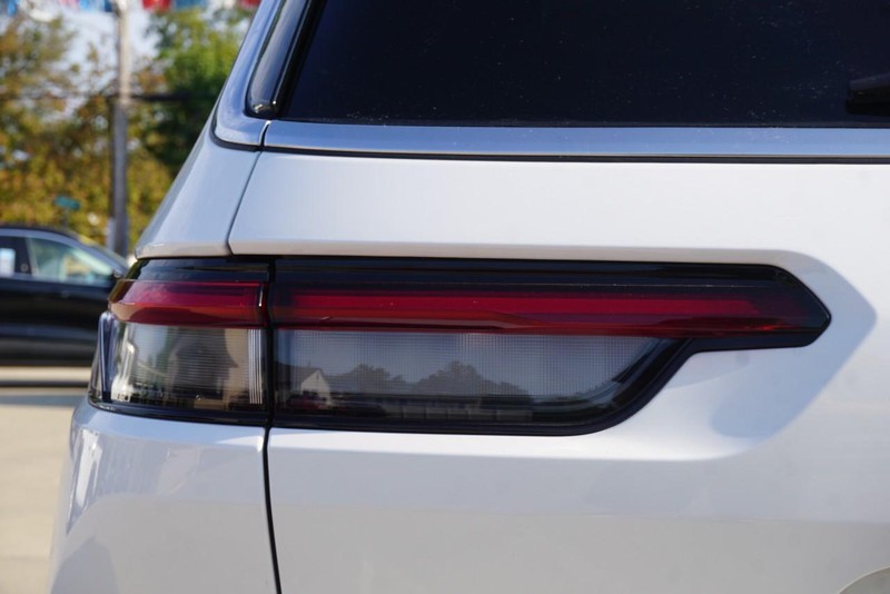 Jeep Grand Cherokee L Vehicle Full-screen Gallery Image 17
