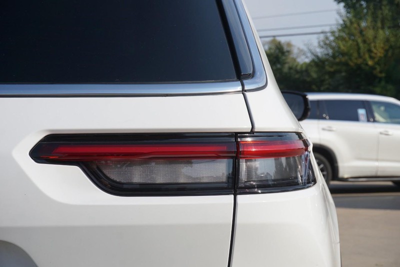 Jeep Grand Cherokee L Vehicle Full-screen Gallery Image 18