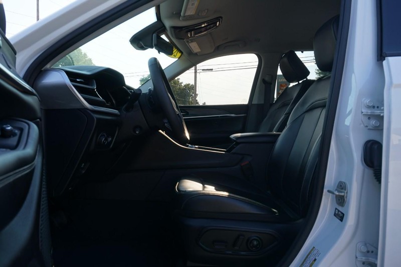 Jeep Grand Cherokee L Vehicle Full-screen Gallery Image 23