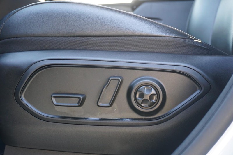 Jeep Grand Cherokee L Vehicle Full-screen Gallery Image 24