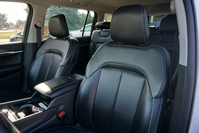 Jeep Grand Cherokee L Vehicle Full-screen Gallery Image 25