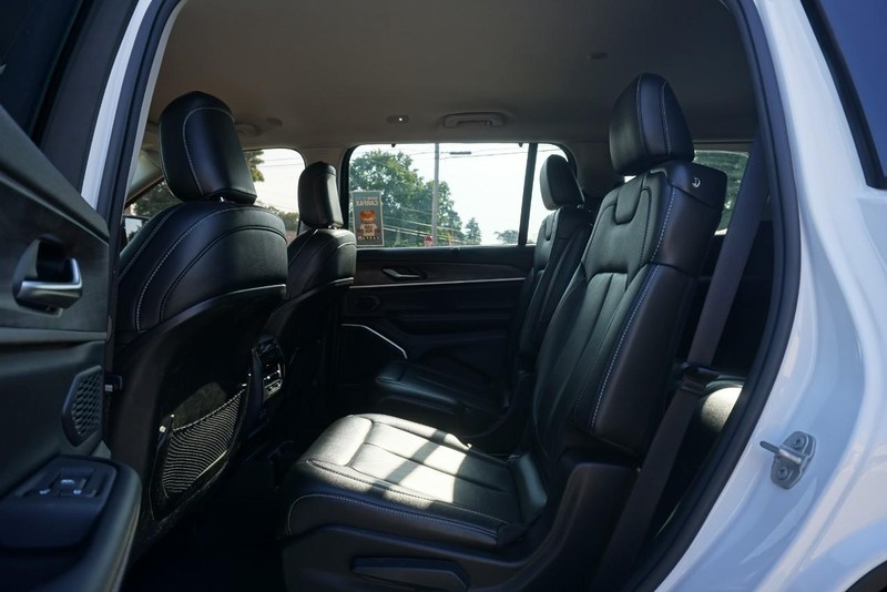 Jeep Grand Cherokee L Vehicle Full-screen Gallery Image 26